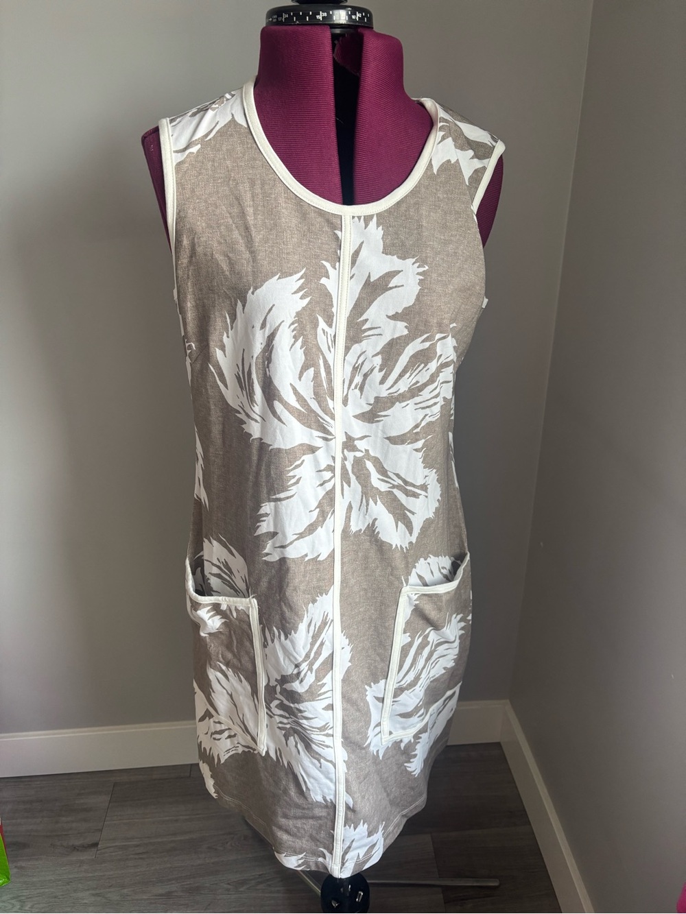 2piece Dolcezza Sleeveless Floral Shift Dress and jacket. Fits size L